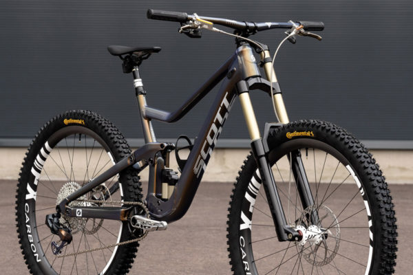 Nór Dangerholm poskladal unikátne perleťovo-zlaté enduro Scott Ransom (detaily, špecifikácia, foto)