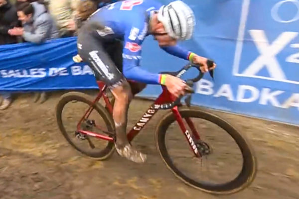 Van der Poel pretekal na prototype nového Canyonu Inflite, Van Aert prešiel na SRAM