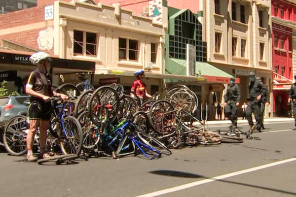 Ženy protestujúce proti hlavnému sponzorovi Tour Down Under sa prilepili na kopu bicyklov (+video)
