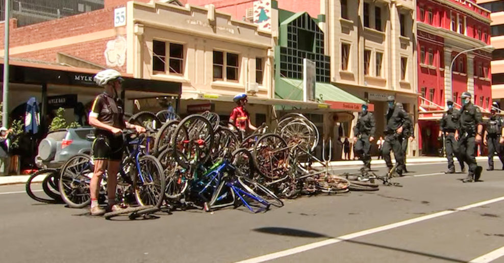 Ženy protestuj&uacute;ce proti hlavn&eacute;mu sponzorovi Tour Down Under sa prilepili na kopu bicyklov (+video)