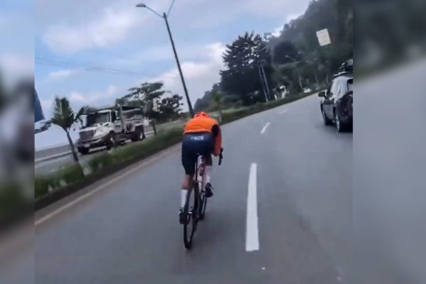 Video: Daniel Martínez predbieha na bicykli autá v rýchlosti cez 90 km/h