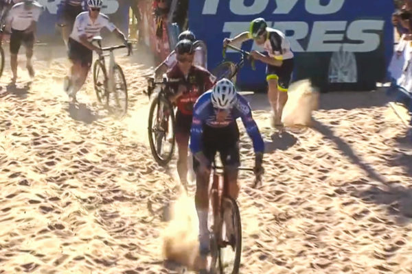 Video: Dokonalá technika jazdy v piesku Mathieu van der Poela na Svetovom pohári v Benidorme