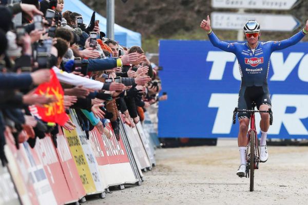 Mathieu van der Poel suverénne vyhral cyklokrosový Svetový pohár v Besançone