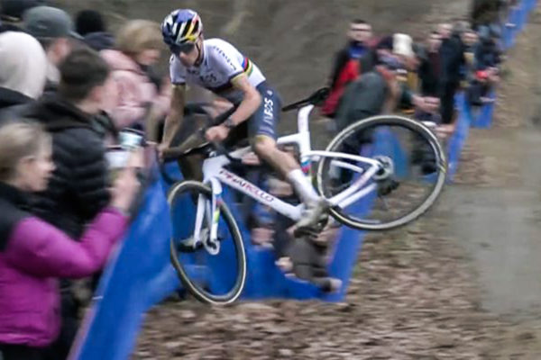 Tom Pidcock po chybe a páde v závere GP Sven Nys „daroval“ víťazstvo Iserbytovi (+video)