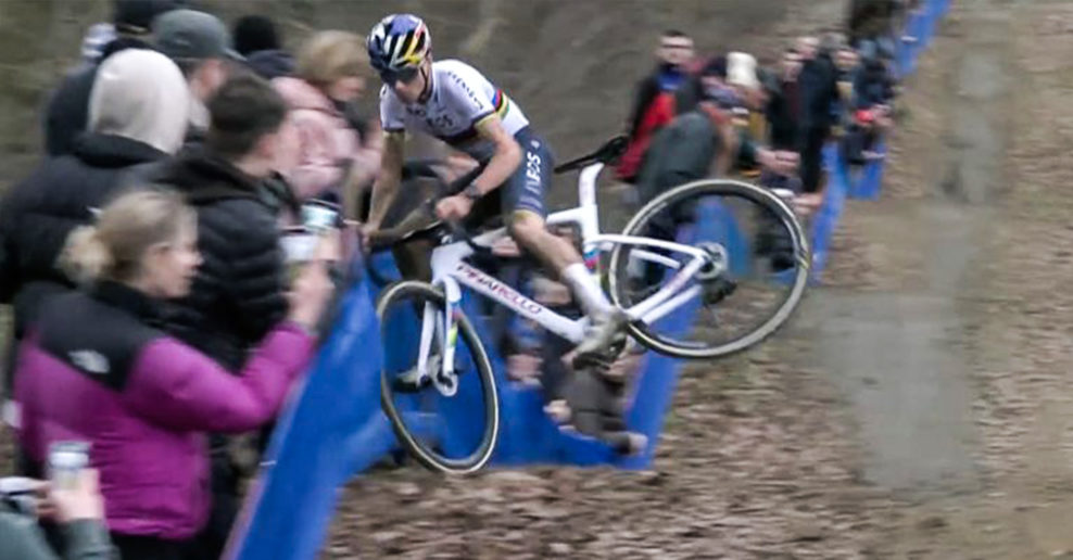 Tom Pidcock po chybe a páde v závere GP Sven Nys „daroval“ víťazstvo Iserbytovi (+video)