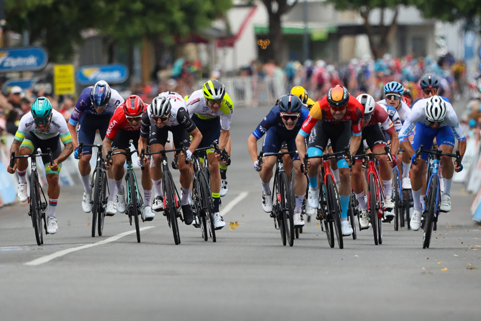 Phil Bauhaus porazil v &scaron;printe Ewana aj Matthewsa a vyhral &uacute;vodn&uacute; etapu Tour Down Under 2023