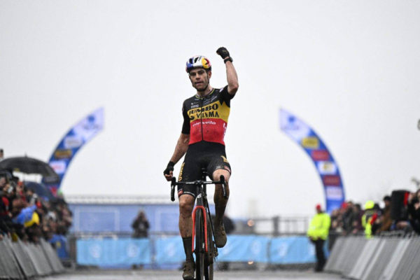 Wout van Aert suverénne porazil Van der Poela a vyhral X2O Trofee Koksijde