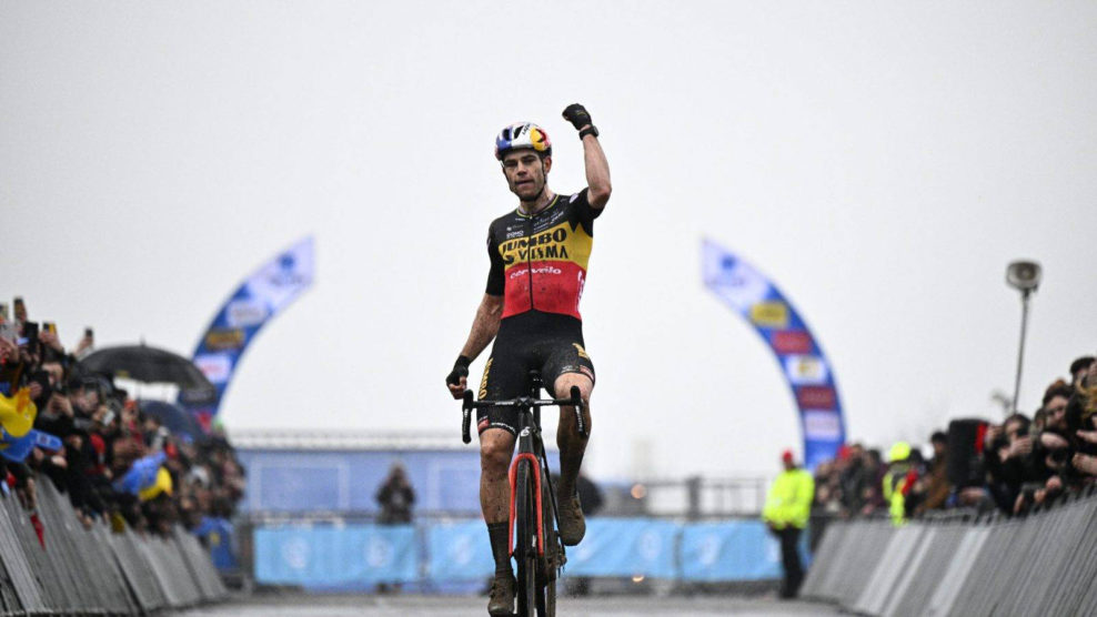Wout van Aert suverénne porazil Van der Poela a vyhral X2O Trofee Koksijde