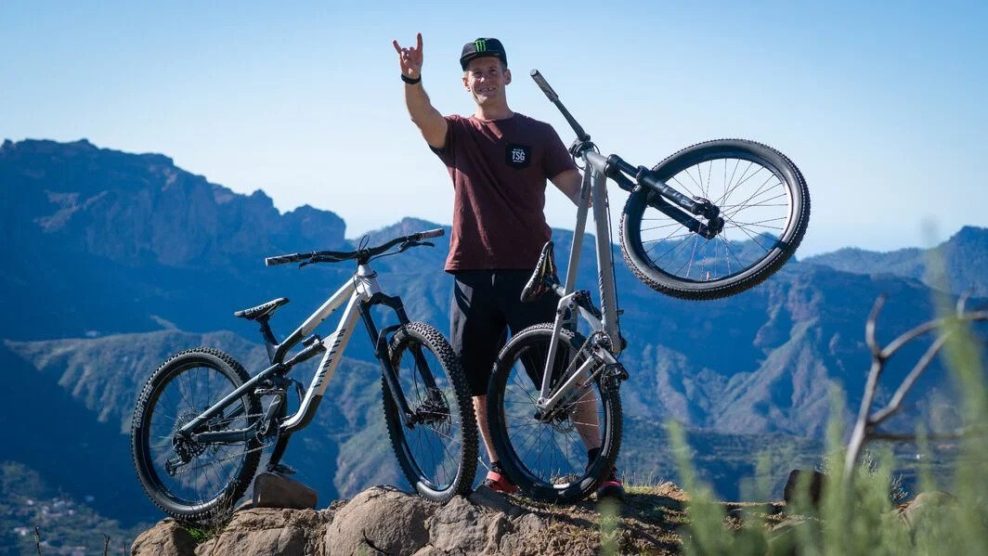 Freerider Sam Pilgrim prestupuje do t&iacute;mu Canyon CLLCTV