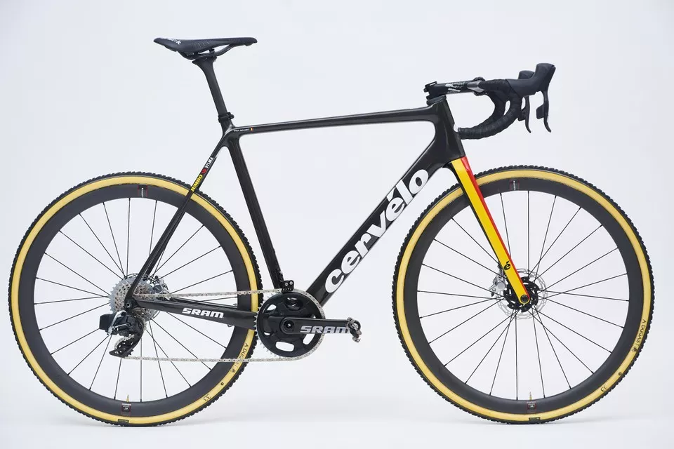 Cyklokrosový bicykel Cervélo R5-CX Wouta van Aerta s radením od SRAM-u. Foto: Jumbo-Visma