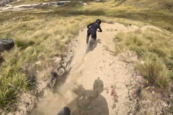 Video: Nina Hoffmann a Jacskon Goldstone testujú novú V10