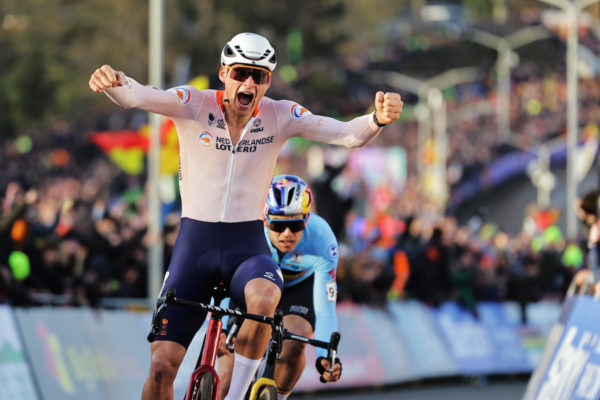 Mathieu van der Poel prešprintoval Van Aerta a po piatykrát sa stal majstrom sveta v cyklokrose