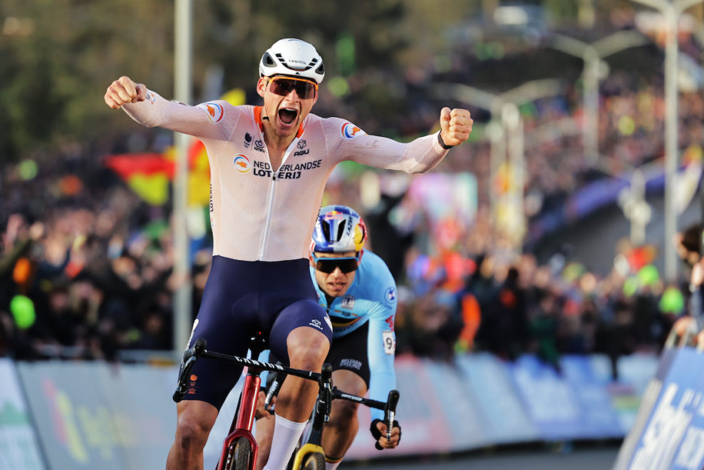 Mathieu van der Poel pre&scaron;printoval Van Aerta a po piatykr&aacute;t sa stal majstrom sveta v cyklokrose