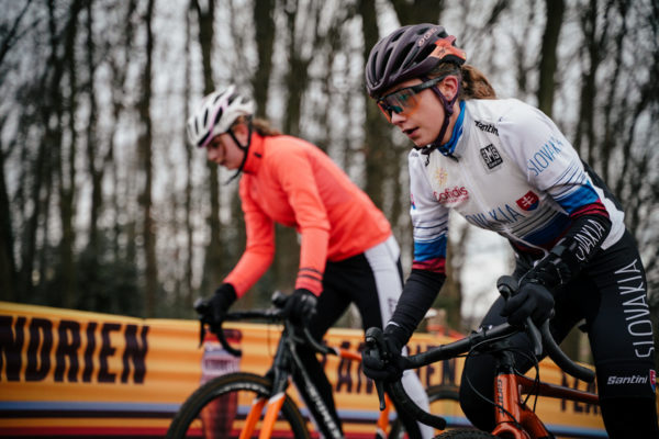 Len 17-ročná Viktória Chladoňová skončila na skvelom deviatom mieste na Majstrovstvách sveta v cyklokrose