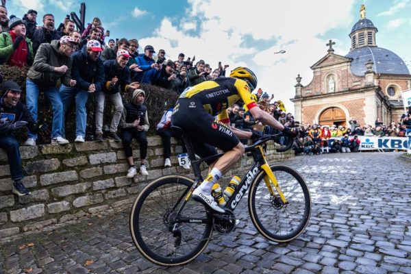 Sledujte naživo: Súboj Wouta van Aerta, Toma Pidcocka a ďalších na pretekoch Omloop Het Nieuwsblad