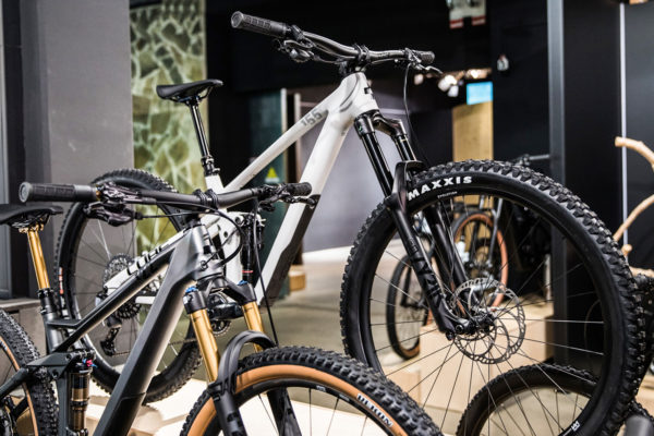 Cube predstavil úplne nové modely celoodpružených bicyklov a elektrobicyklov Stereo ONE 2023 (detaily, modely, ceny)