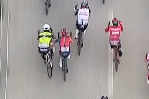 Tom Pidcock v šprinte rukou vytlačil portugalského cyklistu, rozhodcovia ho potrestali (+video)