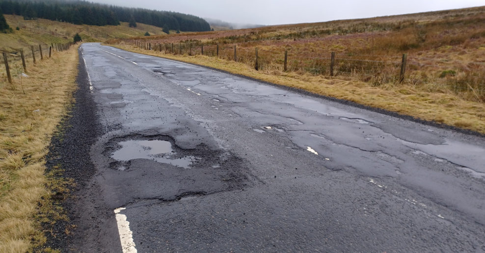 Cesty okolo Glasgowu, po ktorých sa má pretekať na Majstrovstvách sveta sú v dezolátnom stave (+fotogaléria)