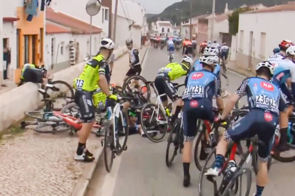 Marc Hirschi si zlomil ruku pri nepríjemnom páde na pretekoch Okolo Algarve (+video)