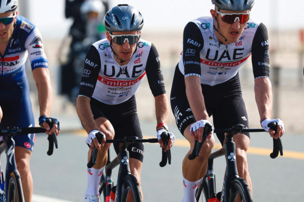 Adam Yates stratil 51 sekúnd na Evenepoela po jeho útoku v silnom vetre na UAE Tour