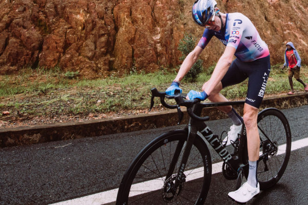 Chris Froome dostal defekt a spadol po obdivuhodnom 75 km sólo úniku na pretekoch Okolo Rwandy