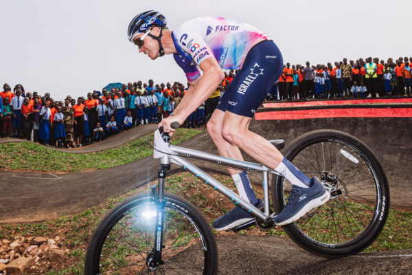 Video: Chris Froome sa nah&aacute;ňa s deťmi na pumptracku v Rwande