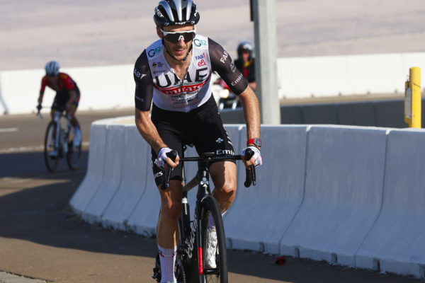 Adam Yates vytvoril nový rekord v stúpaní Jebel Hafeet, porazil aj Pogačara (+video)
