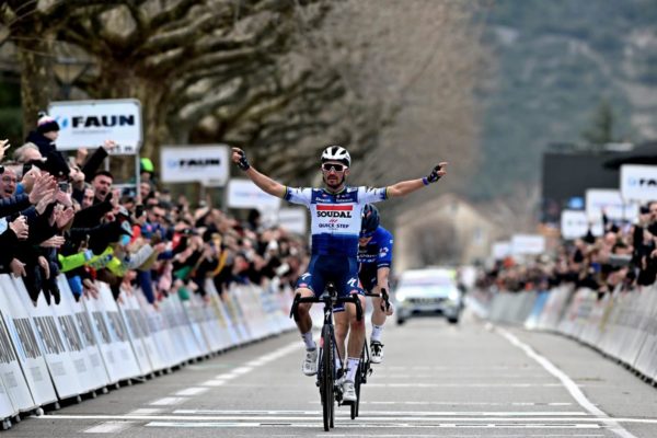 Julian Alaphilippe začal sezónu víťazstvom francúzskej klasiky Faun-Ardèche