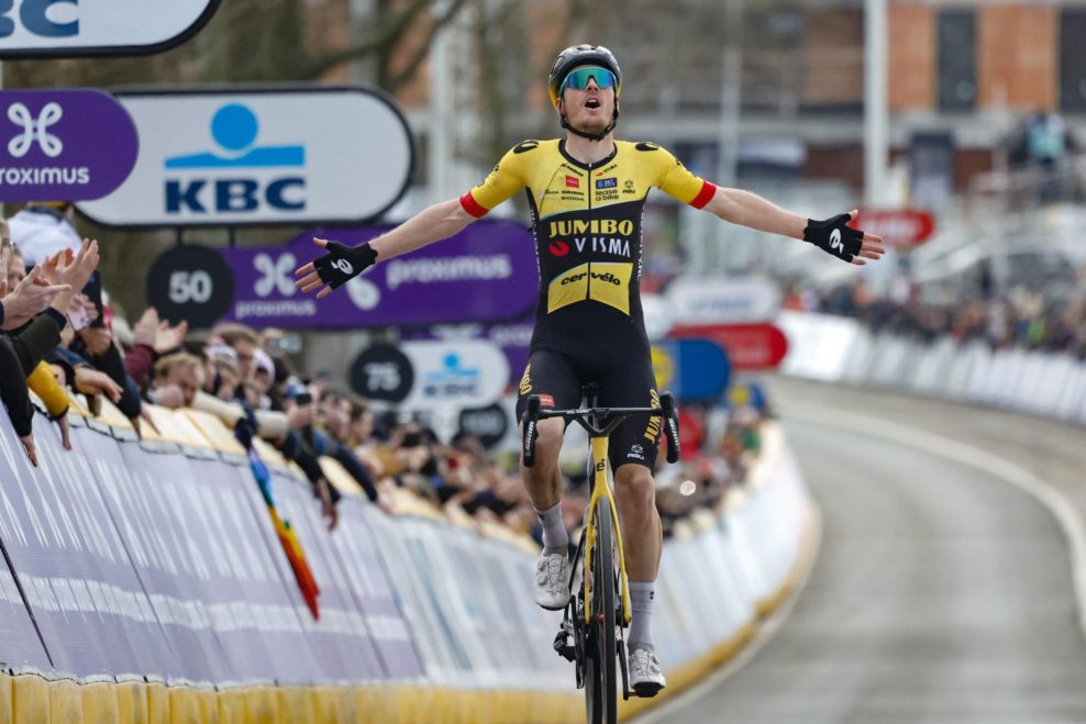 Dylan van Baarle vyhral Omloop Het Nieuwsblad po z&aacute;verečnom 16 km s&oacute;lo &uacute;niku
