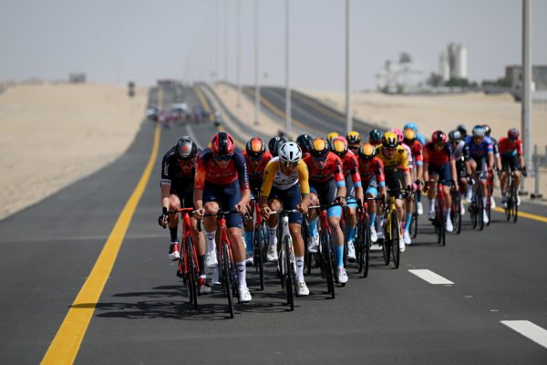 Video: Ukážkové echelony, úniky i pády. Pozrite si to najlepšie z prvej etapy UAE Tour 2023