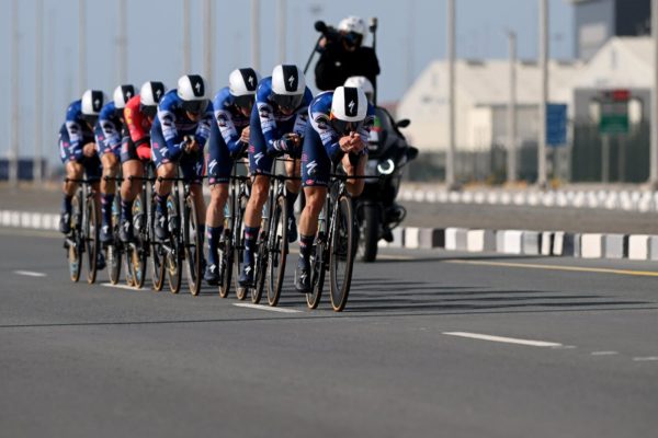 Quick-Step vyhral tímovú časovku na UAE Tour o jedinú sekundu pred EF Education