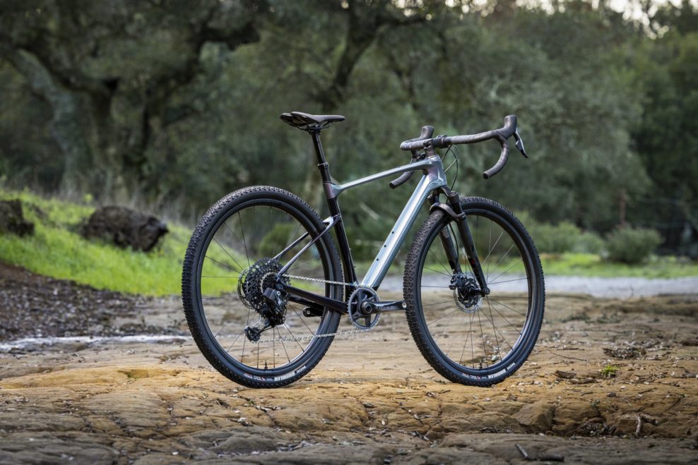 Giant predstavil nov&yacute; rad gravel bicyklov Revolt X s predn&yacute;m odpružen&iacute;m