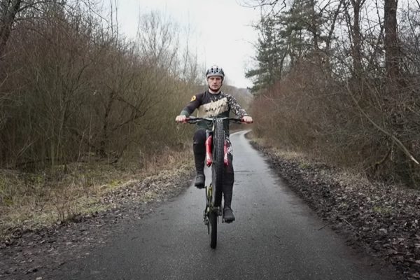 Video: Rasťo Baránek radí ako na wheelie