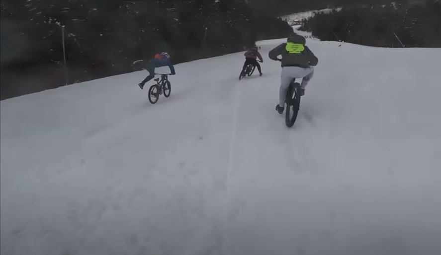 Hromadn&yacute; zjazd Chinese downhill v &Scaron;pindlerovom mlyne vyhral Mikul&aacute;&scaron; Nevrkla (+video)