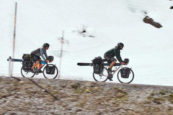Dokument: Ice & Palms zachytáva prechod Álp na bicykloch a lyžiach