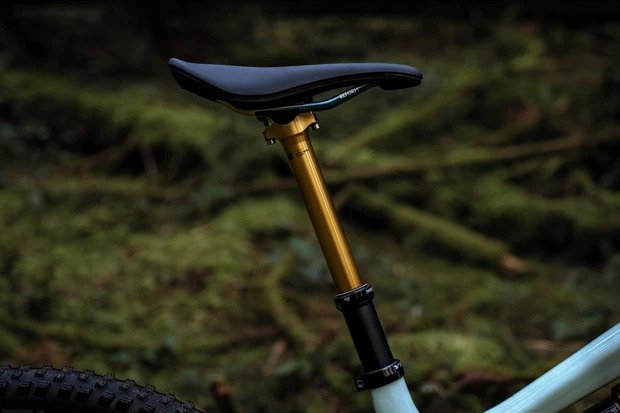 Fox zväčšil zdvih na ľahkej teleskopickej sedlovke Transefer SL