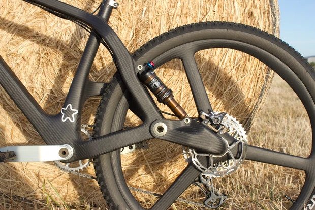 Veli je netradičn&yacute; horsk&yacute; bicykel s unik&aacute;tnym syst&eacute;mom odpruženia