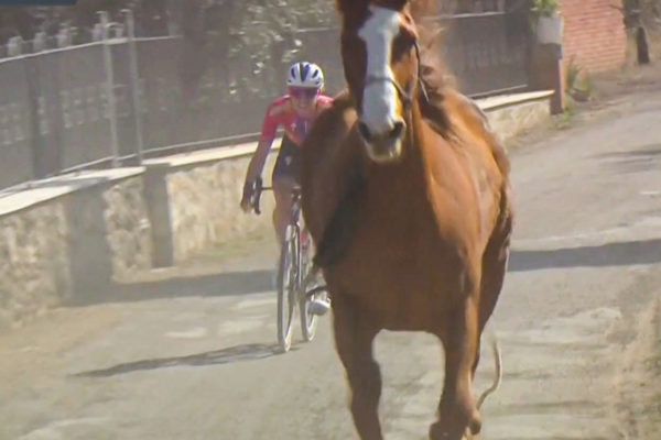 Video: Víťazku Strade Bianche v závere pretekov vystrašil vyplašený kôň