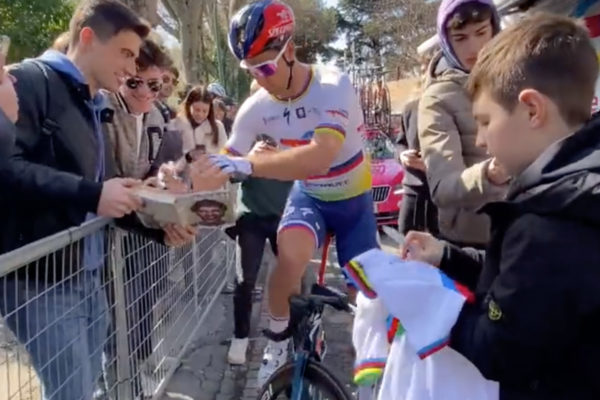 Video: Peter Sagan potešil fanúšikov na štarte Strade Bianche