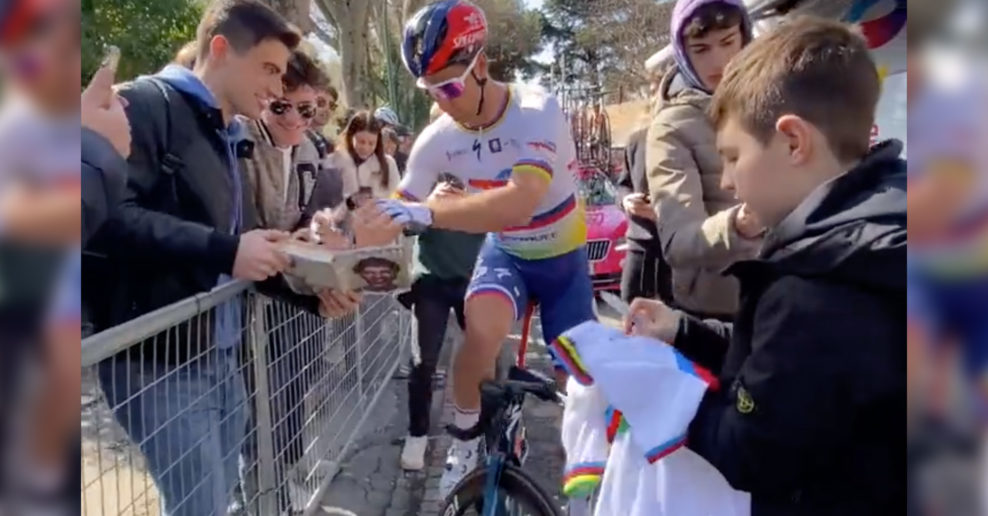 Video: Peter Sagan potešil fanúšikov na štarte Strade Bianche