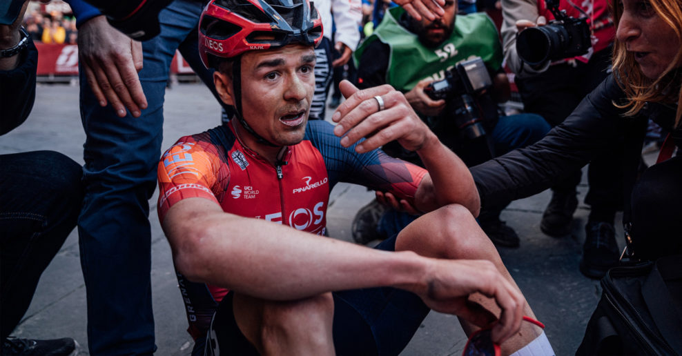 Tom Pidcock zrušil štart na Miláno-Sanremo, pri páde utrpel otras mozgu