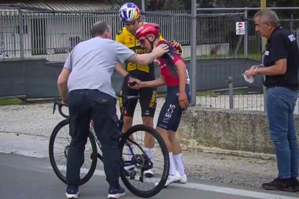 Wout van Aert a Pidcock sa zrazili a spadli v závere etapy na Tirreno Adriatico (+video)