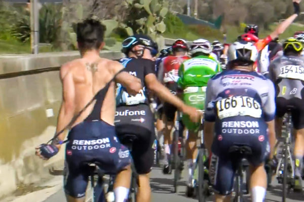  Video: Julian Alaphilippe sa za jazdy prezliekal. Rozhodcovia UCI mu dali pokutu