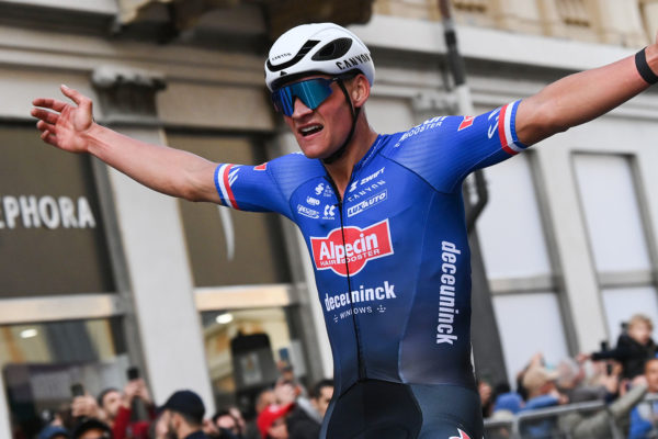Mathieu van der Poel vyhral Miláno – San Remo 2023 po útoku a dokonalom zjazde z Poggia