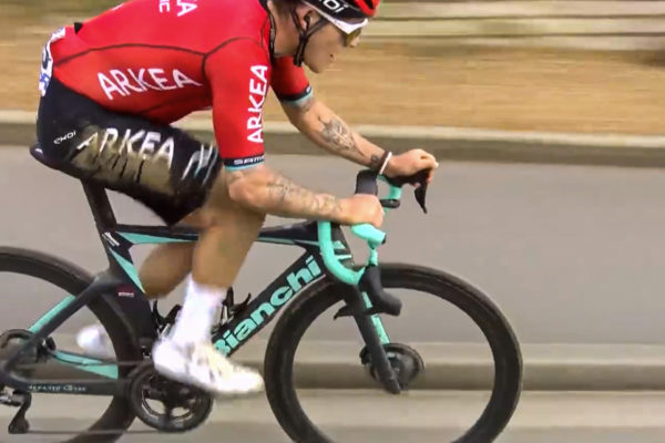 Bianchi obhajuje dvakrát zlomené riadidlá Huga Hofstettera