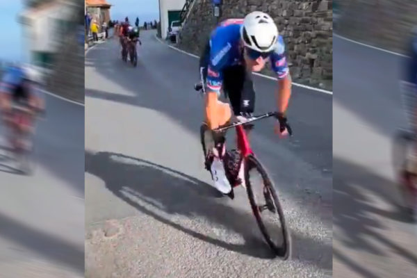  Video: Fanúšik natočil šialene rýchly útok Mathieu van der Poela na Poggiu