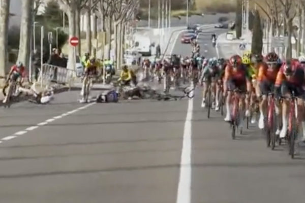  Cataldo utrpel početné zlomeniny pri hrozivom hromadnom páde vo vysokej rýchlosti (+video)