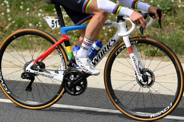 Remco Evenepoel má nový bielo-dúhový špeciál majstra sveta S-Works Tarmac SL7 (detaily, špecifikácia, foto)
