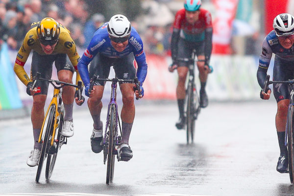 Jasper Philipsen vyhral klasiku Brugge-De Panne pred Kooijom a Lampaertom