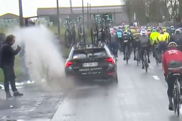Video: Fanúšikovia na Gent-Wevelgem dostali od tímového auta  studenú „sprchu“